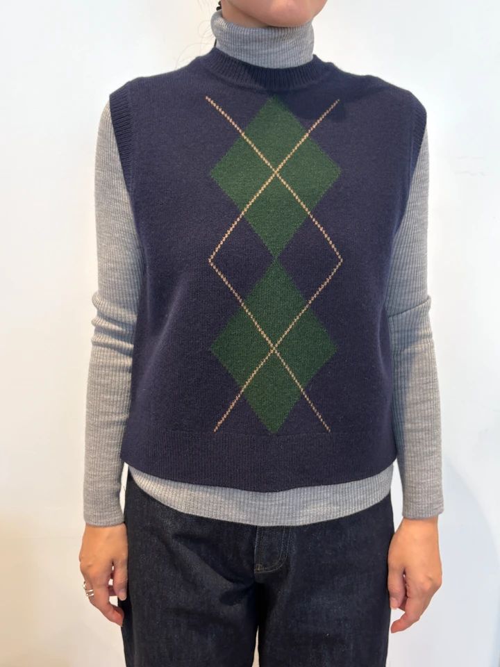 クルーネックベスト￥3990・ストレートジーンズ￥4990・フリースショートブルゾン￥4990／UNIQLO and JW ANDERSON（ユニクロ）