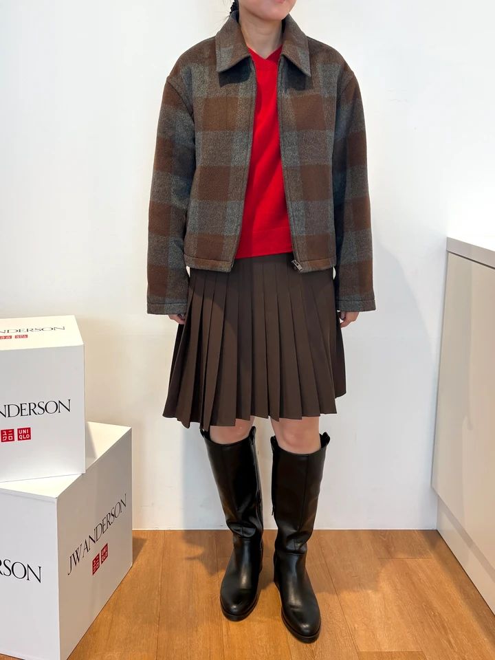ウールカシミヤVネックショートセーター￥5990・プリーツスカート￥4990・ブラッシュドショートブルゾン￥7990／UNIQLO and JW ANDERSON（ユニクロ）