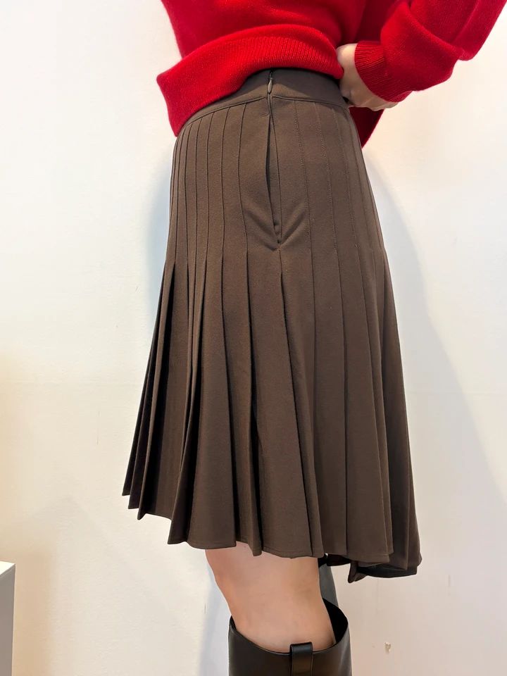 ウールカシミヤVネックショートセーター￥5990・プリーツスカート￥4990・ブラッシュドショートブルゾン￥7990／UNIQLO and JW ANDERSON（ユニクロ）
