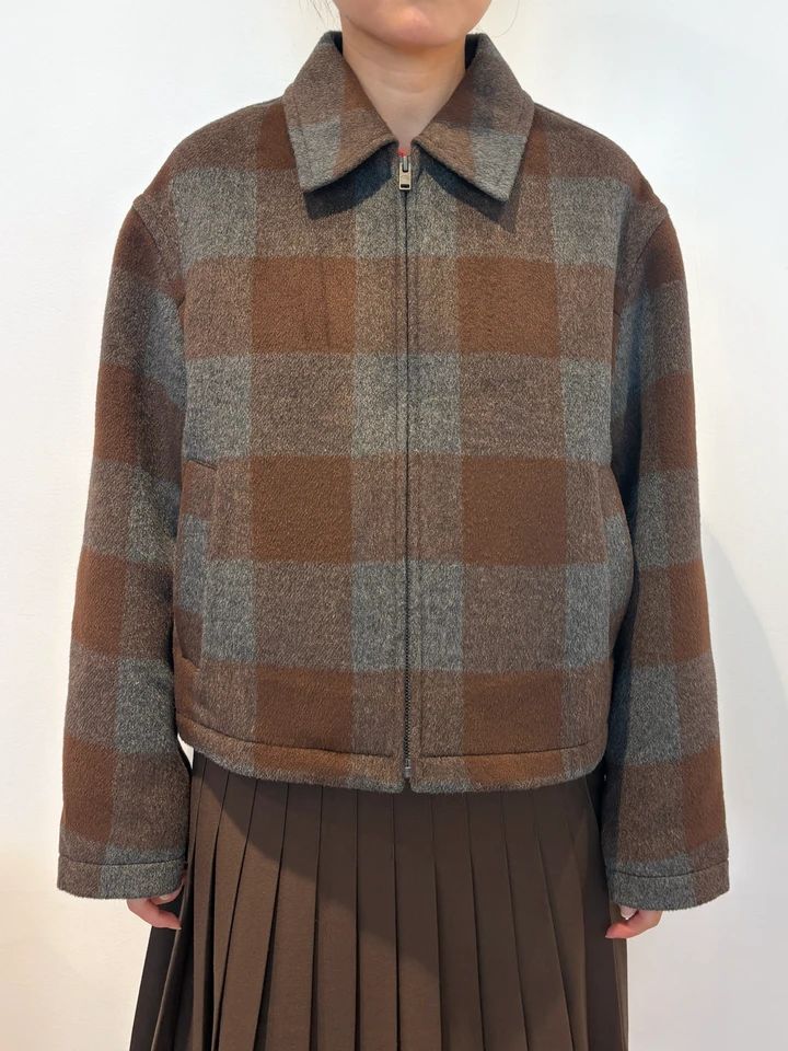 ウールカシミヤVネックショートセーター￥5990・プリーツスカート￥4990・ブラッシュドショートブルゾン￥7990／UNIQLO and JW ANDERSON（ユニクロ）