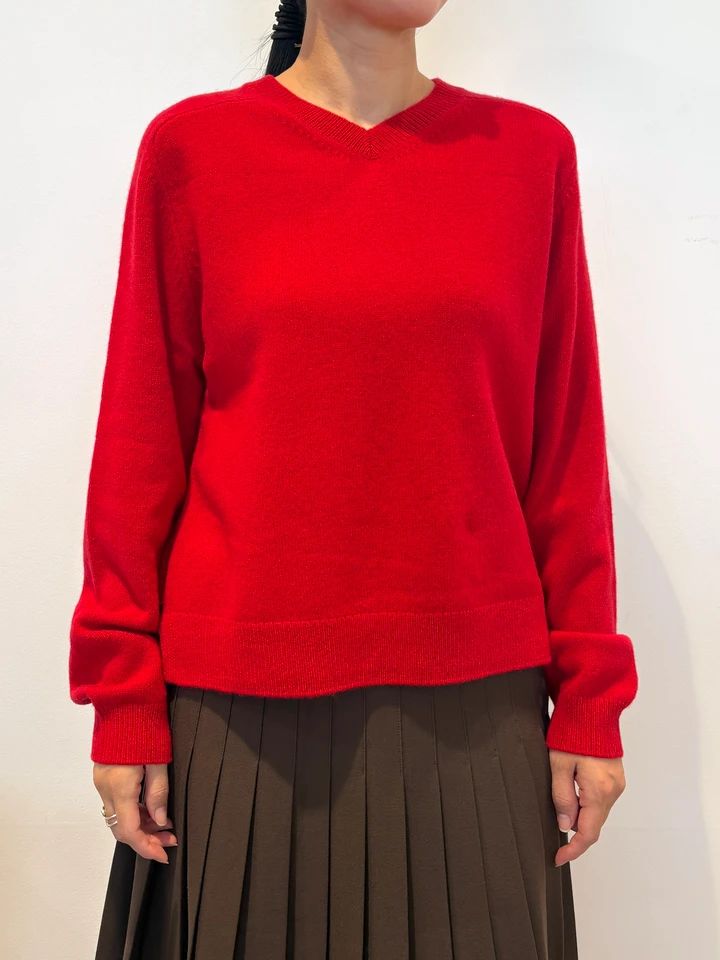 ウールカシミヤVネックショートセーター￥5990・プリーツスカート￥4990・ブラッシュドショートブルゾン￥7990／UNIQLO and JW ANDERSON（ユニクロ）