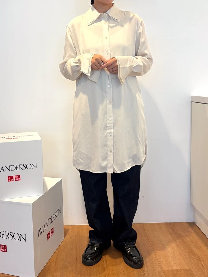 シャツワンピース￥4990・ラムVネックショートカーディガン￥4990／UNIQLO and JW ANDERSON（ユニクロ）