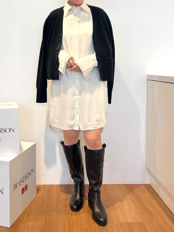 シャツワンピース￥4990・ラムVネックショートカーディガン￥4990／UNIQLO and JW ANDERSON（ユニクロ）