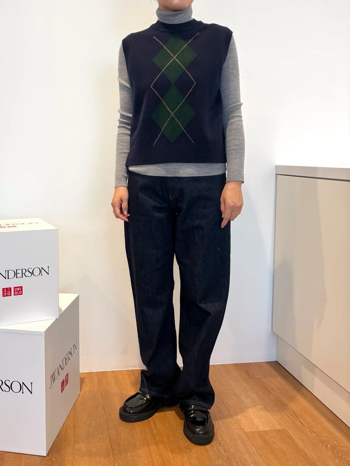 クルーネックベスト￥3990・ストレートジーンズ￥4990・フリースショートブルゾン￥4990／UNIQLO and JW ANDERSON（ユニクロ）