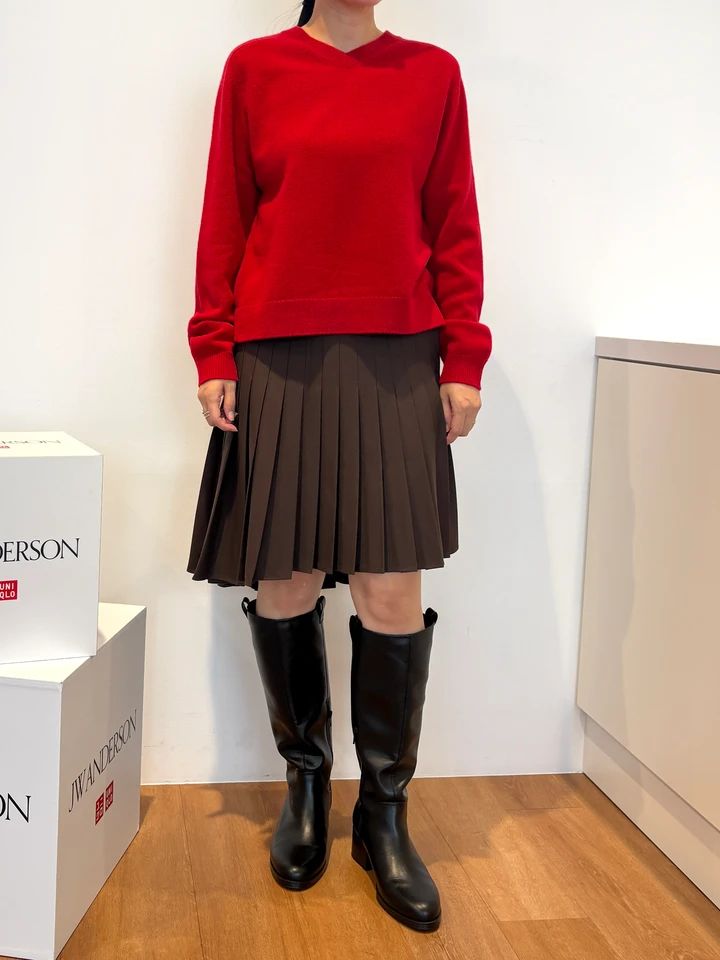 ウールカシミヤVネックショートセーター￥5990・プリーツスカート￥4990・ブラッシュドショートブルゾン￥7990／UNIQLO and JW ANDERSON（ユニクロ）