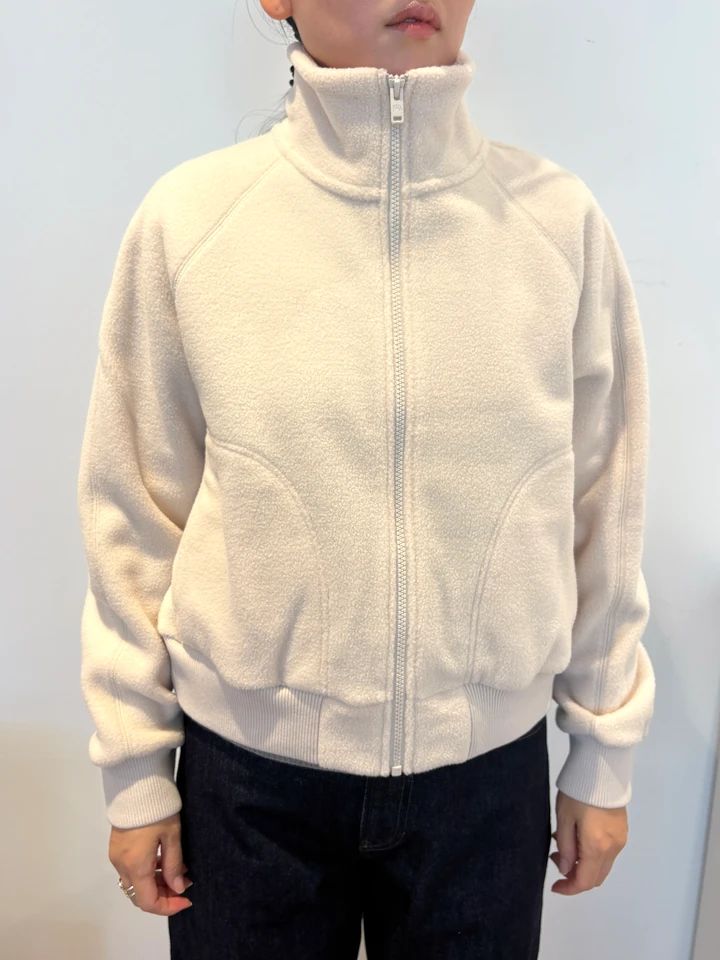 クルーネックベスト￥3990・ストレートジーンズ￥4990・フリースショートブルゾン￥4990／UNIQLO and JW ANDERSON（ユニクロ）