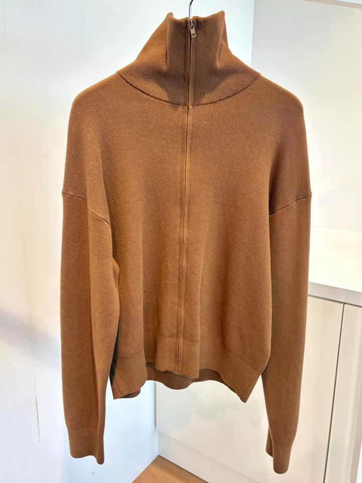 休日にカジュアルに着回したいなら「スムースコットンフルジップカーディガン」（￥3990）