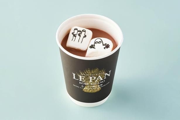 ル・パン総本店のニョロニョロのマシュマロココア(648円)。予約不要で気軽に楽しめるコラボメニューだ
