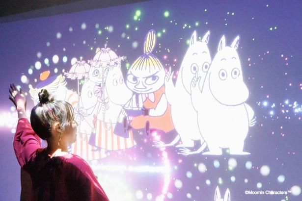 【写真】壁面に手を触れると、動きに合わせてデジタル花火や「ムーミン」のキャラクターたちが色鮮やかに連動・展開する