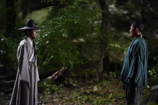 まっすぐに視線を交わす番人オム・フンドと王イ・ホンウィ [c] 2026 SHOWBOX, ONDA WORKS AND B.A. ENTERTAINMENT ALL RIGHTS RESERVED.