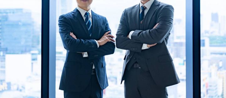腕組みをする人