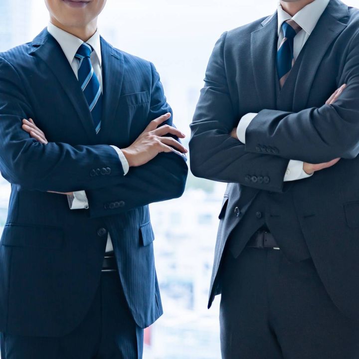 腕組みをする人