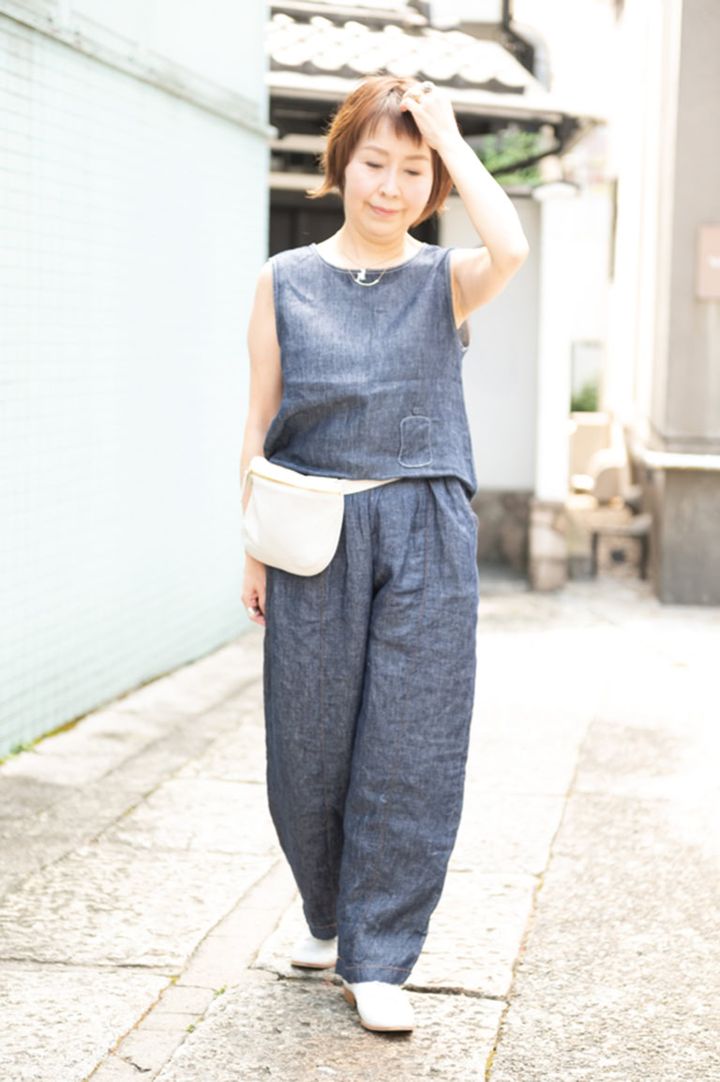 リラクシーながらも、キリッとしたⅠラインを強調したコーディネート。「ボトムスのセンターはデニムステッチでユニークなアクセントに」