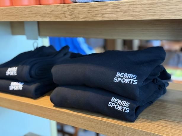 「BEAMS SPORTS ロゴスウェットパーカー」(写真左／2色展開／4サイズ展開／1万2100円)、「BEAMS SPORTS ロゴフードスウェット」(写真右／2色展開／4サイズ展開／1万2100円)