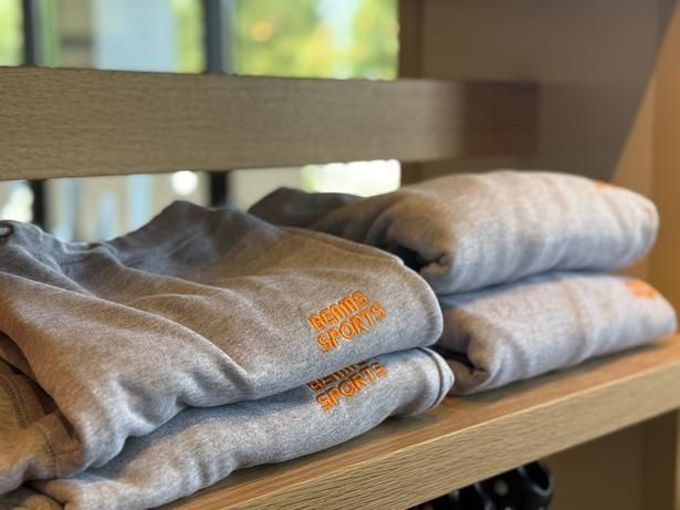 「BEAMS SPORTS ロゴスウェットパーカー」(写真左／2色展開／4サイズ展開／1万2100円)、「BEAMS SPORTS ロゴフードスウェット」(写真右／2色展開／4サイズ展開／1万2100円)