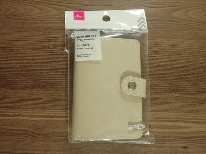 DAISO(ダイソー)：カードホルダー(ベージュ、20ポケット)