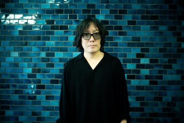 【写真を見る】「自分に関係のない話と思ったら、俺の話だった」と『mentor』の感想を語る燃え殻 撮影/木村篤