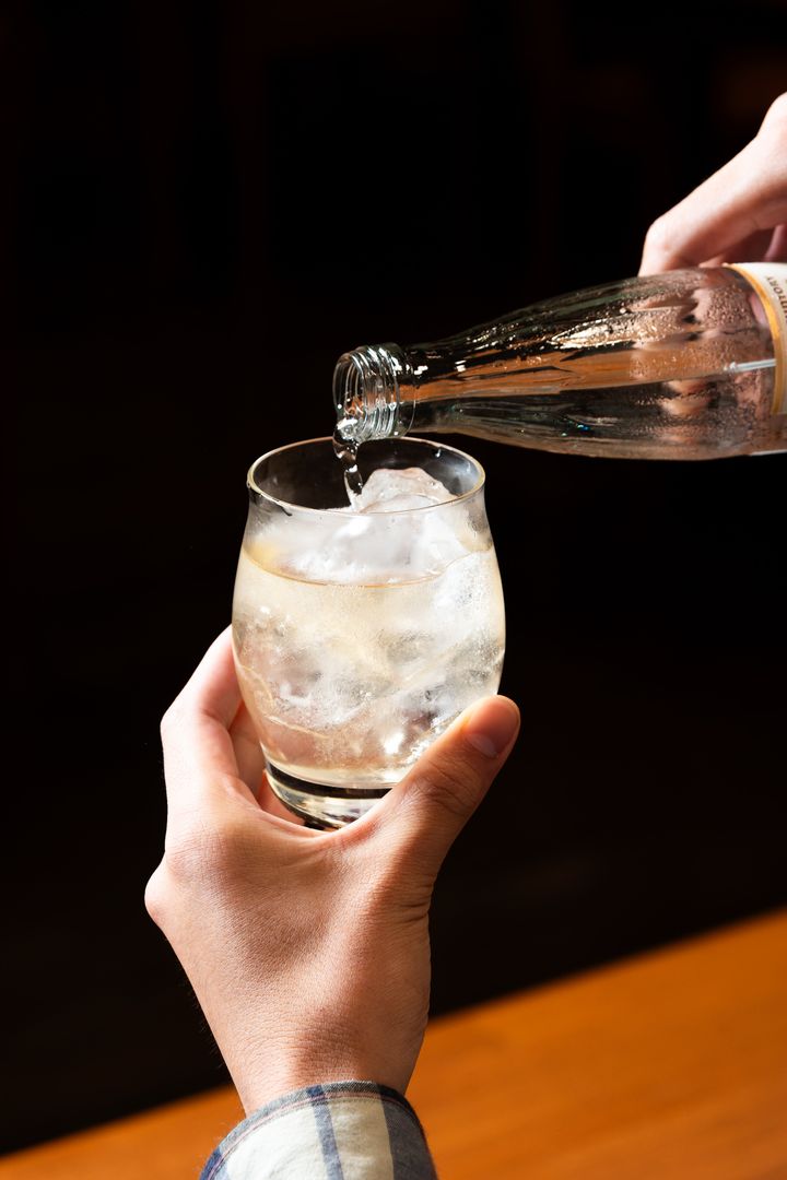 炭酸の刺激を逃さないように低い位置からグラスの8分目までソーダを注ぐ。