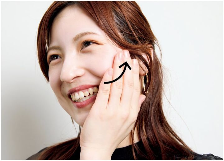 下→上に引き上げるようになじませるとハリ感がアップ。