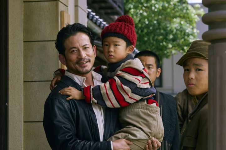 映画『わたしの知らない子どもたち』より菊沢組の親分・菊沢徹（岡田准一）と少年たち