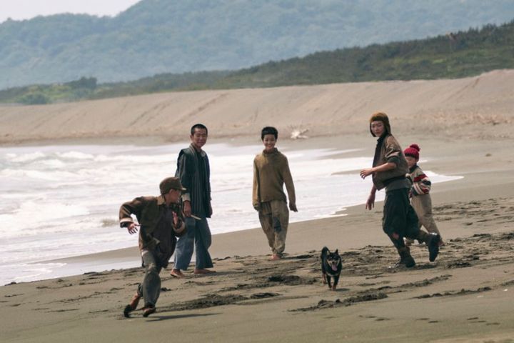 映画『わたしの知らない子どもたち』より海辺ではしゃぐ琴子（小八重葵美）と少年たち