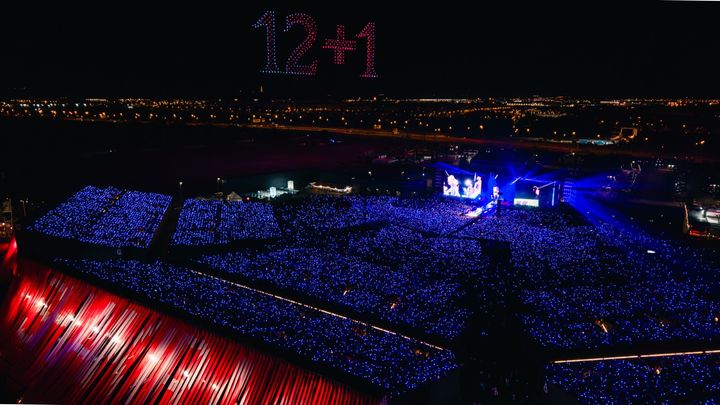 会場上空のドローンが描いた12+1の文字