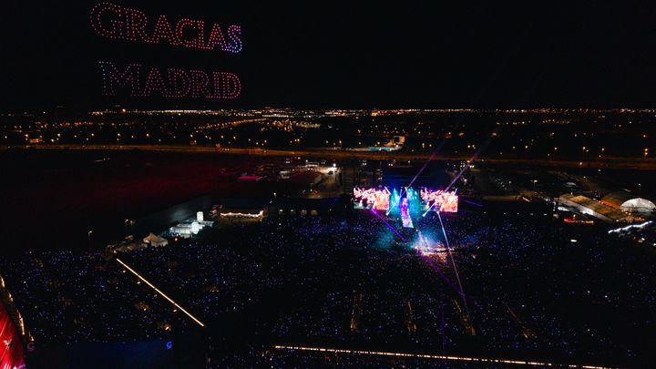 公演会場の上空に浮かぶGRACIAS MADRIDの文字
