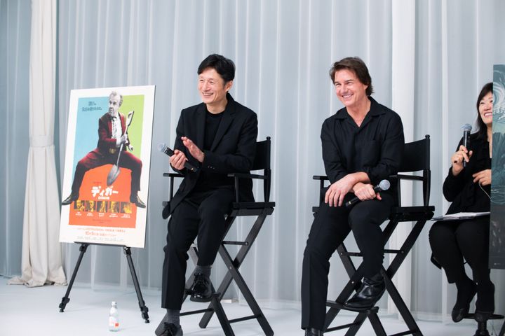 映画『DIGGER／ディガー』アクターズスクールにサプライズ登壇した（左から）李相日監督、トム・クルーズ （C）2026 WBEI and Legendary width=