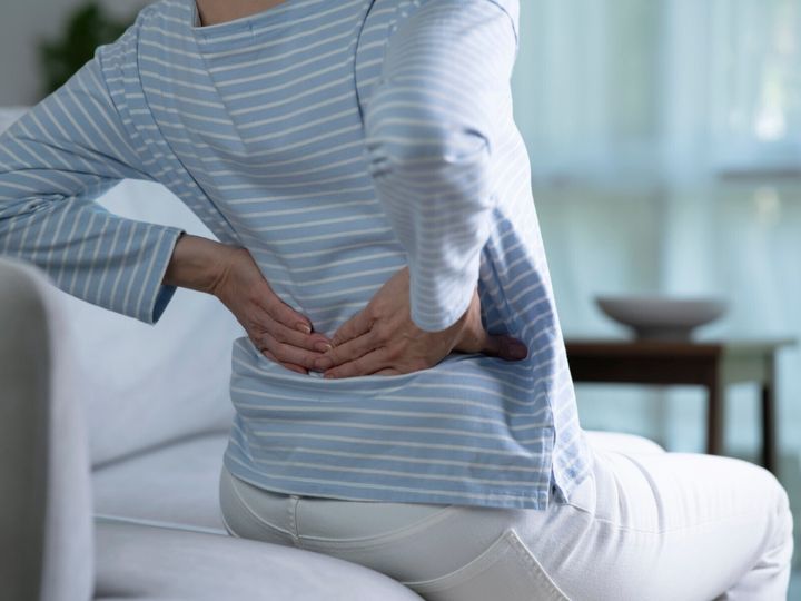 長時間座った後、腰がスッと伸びない……。そんな違和感を抱えていた東大名誉教授が、整形外科教授に教わって「たった1日で回復した」と絶賛する、驚くほどシンプルな腰痛体操とは？ ※サムネイル画像：Shutterstock.com