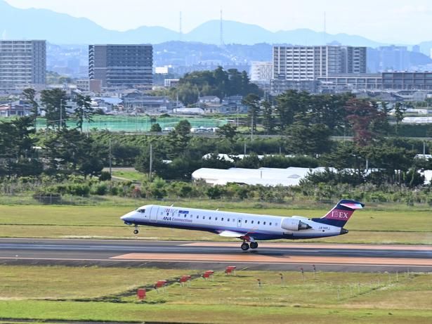 仙台空港が拠点の地域航空会社「IBEXエアラインズ」の着陸シーン
