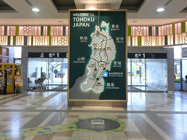 到着口を出てすぐ正面にある、東北の地図ウェルカムウォール。仙台空港と他県との位置がわかりやすい