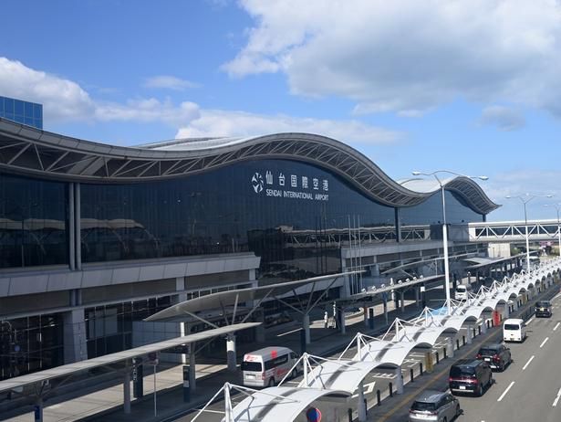 仙台空港のターミナルビル。仙台空港駅と連結通路で結ばれて行き来できる