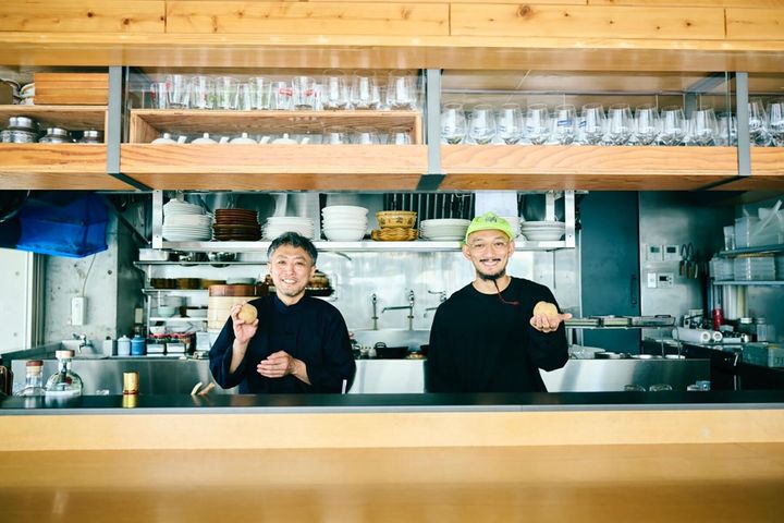 西荻窪「ビストロシノワ YASMIN」オーナーシェフ佐藤恭生さん（左）と富ヶ谷「Sakeria 酒坊主」店主・前田朋さん