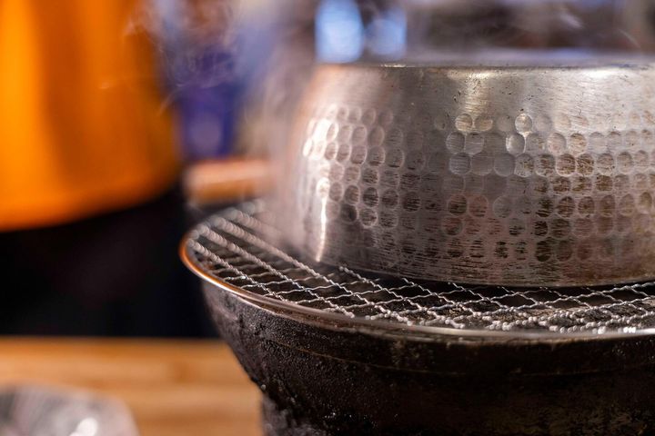 雪平鍋をかぶせられた肉