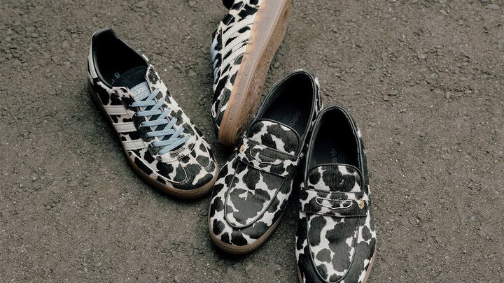 「HANDBALL SPEZIAL（ハンドボール スペツィアル）」をローファータイプにアレンジ。白黒のアニマル柄とガムカラーのソールを組み合わせ、足元に存在感をもたらす一足となっている。
