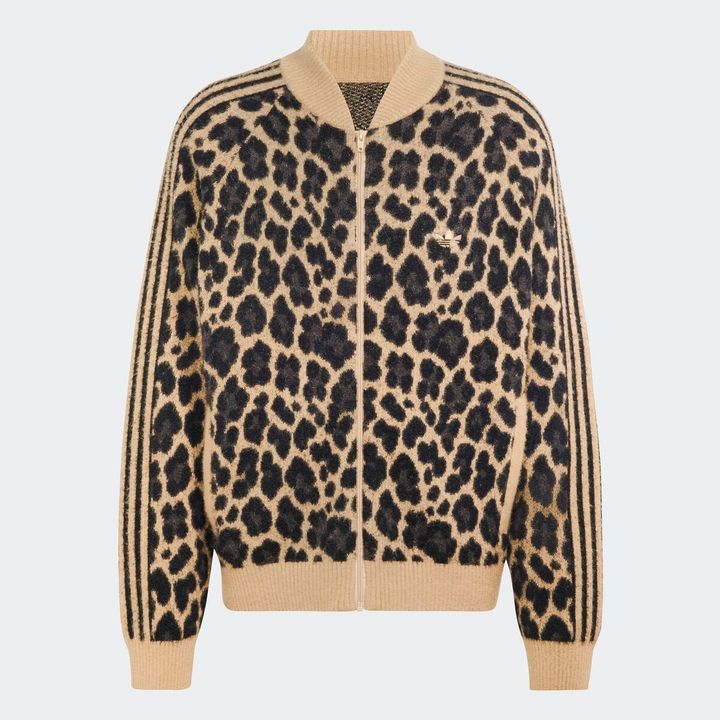 レオパード柄を大胆に取り入れたニット。襟や前立て、袖口、裾の無地部分が柄を引き立て、コーディネートの主役になるデザインに仕上げている。