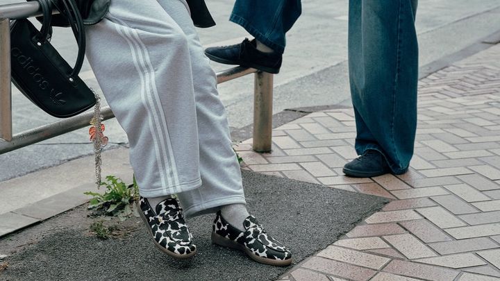 今季の「クラシックス」は、adidas Originalsらしいスポーツヘリテージをベースに、今のファッショントレンドを取り入れたコレクション。「HANDBALL SPEZIAL」や「TOBACCO」をはじめとする人気シューズに、アニマル柄、ヌバック素材、ローファータイプがラインナップする。
