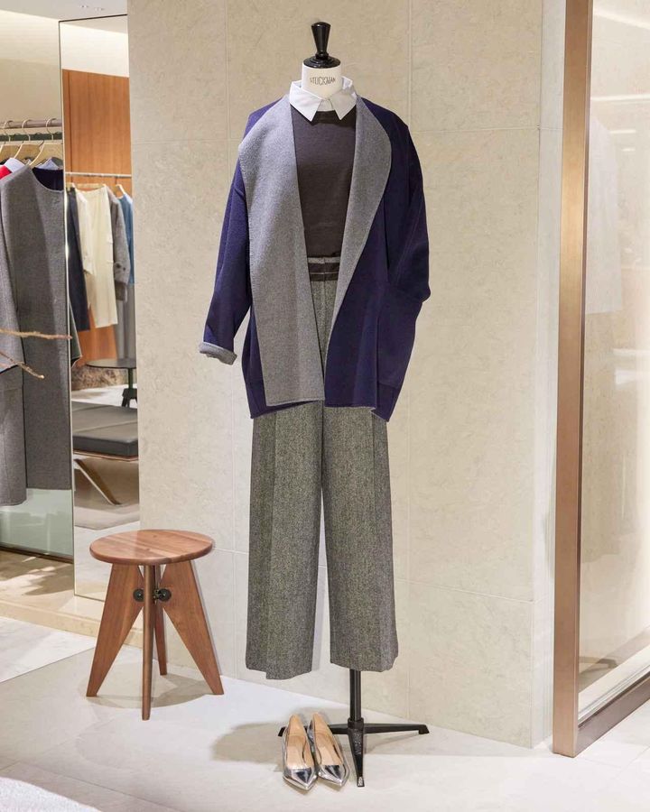 画像: カシミアリバー ノーカラーミドル丈コート¥363,000・デタッチャブルシャツカラー ニットトップス（ブラウン）¥42,900・ホームスパンワイドパンツ¥61,600 www.ebure.jp