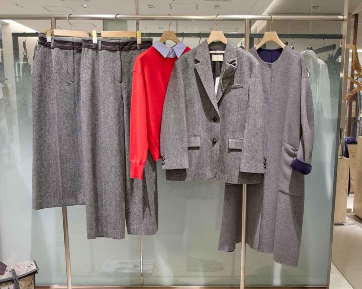画像: カシミアリバー ノーカラー ロングコート¥396,000・ホームスパン オーバーサイズ ジャケット¥89,100・シャツファブリック コンビ クルーネック ニット プルオーバー（レッド）¥42,900・ホームスパンワイドパンツ¥61,600・ ホームスパンタイトスカート¥58,300 www.ebure.jp