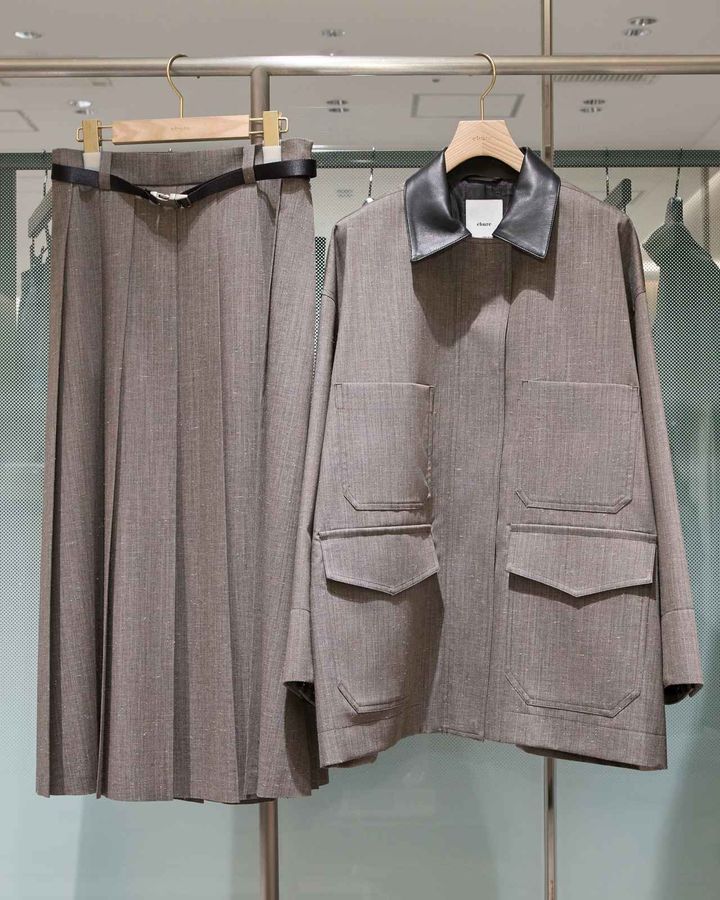 画像: フレックシャンブレースカート¥75,900・フレックシャンブレー レザーカラージャケット¥97,900