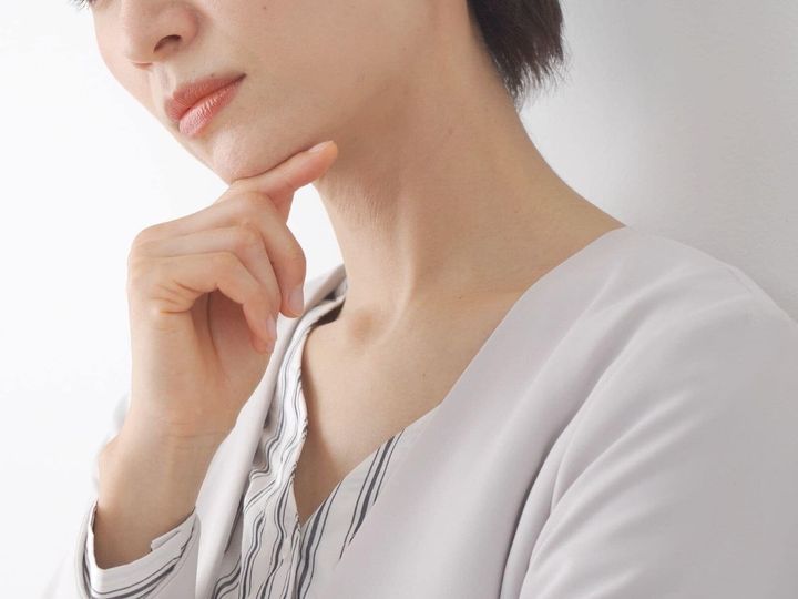【内科指導医・ケトン食専門家が解説】最近、痩せているのに脂肪肝が見つかる女性が増加しています。ご飯を控えていても、よくある食生活や日常の習慣が肝臓に脂肪をためる原因になっているようです。意外な落とし穴と、脂肪を上手にエネルギーに変える体づくりのヒントを解説します。（※画像：Shutterstock.com）