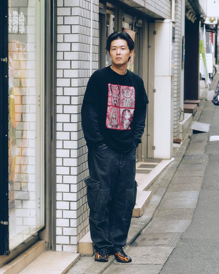 【20代スナップ＠明大前】ウエダハジメ大先生のTシャツが目立てば目立つほどいいコーデ