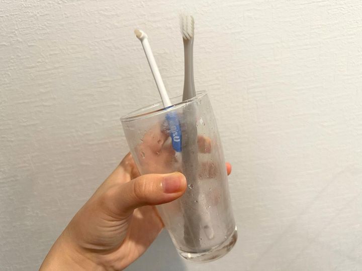 画像: 地味に汚れている、歯磨き用のコップ