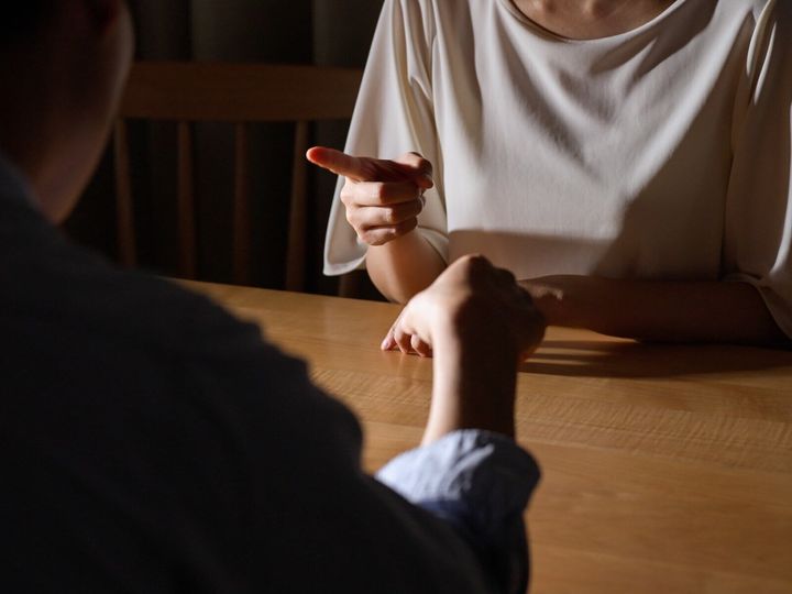 言いたいことが伝わらない、何気ない一言に傷つく。大切なパートナーなのに、なぜ気持ちがすれ違ってしまうのか。妻の言葉に傷つく夫と、夫の無理解に悩む妻。それぞれの本音から、夫婦の心の溝を見つめる。※画像：PIXTA