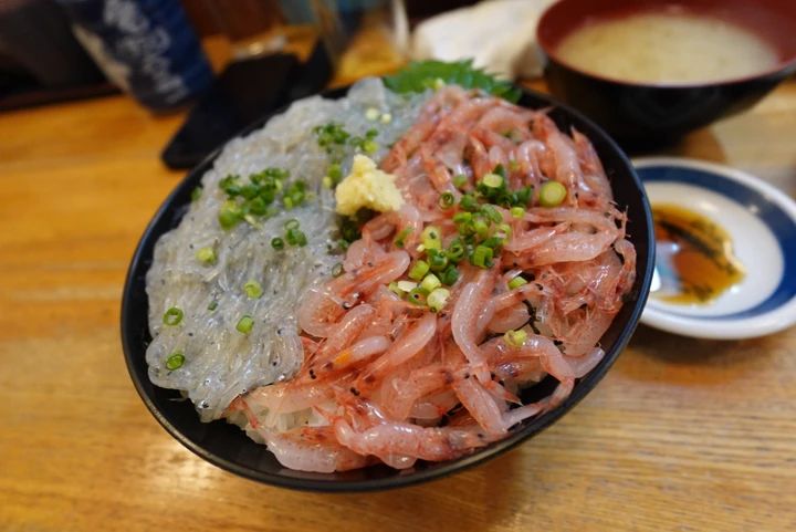 【沼津港グルメ】2時間待ちの人気店「にし与」であじたたき丼＆アジフライ！静岡日帰り旅_6