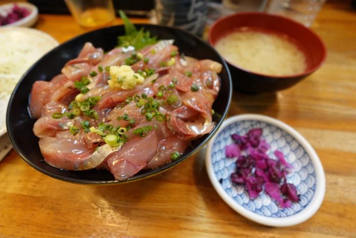【沼津港グルメ】2時間待ちの人気店「にし与」であじたたき丼＆アジフライ！静岡日帰り旅_4