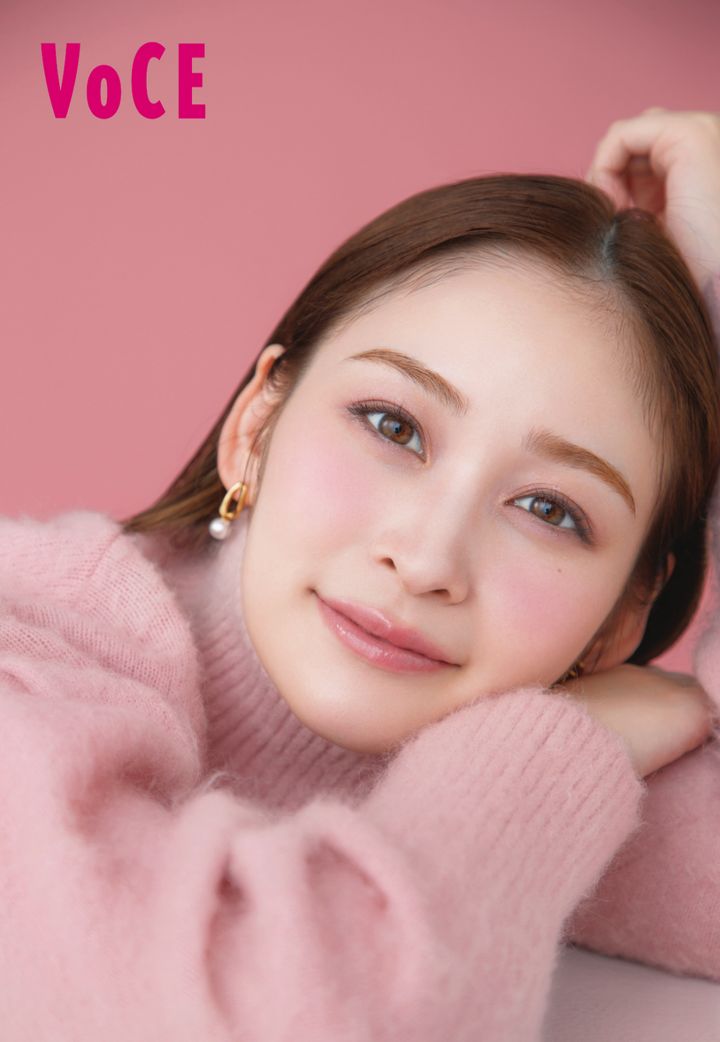 【VOCE12月号の舞台裏】フリーアナウンサーの岩田絵里奈さんがVOCE12月号に登場！「秋はレッド、冬はピンクをひそませて」で魅せる4つの顔