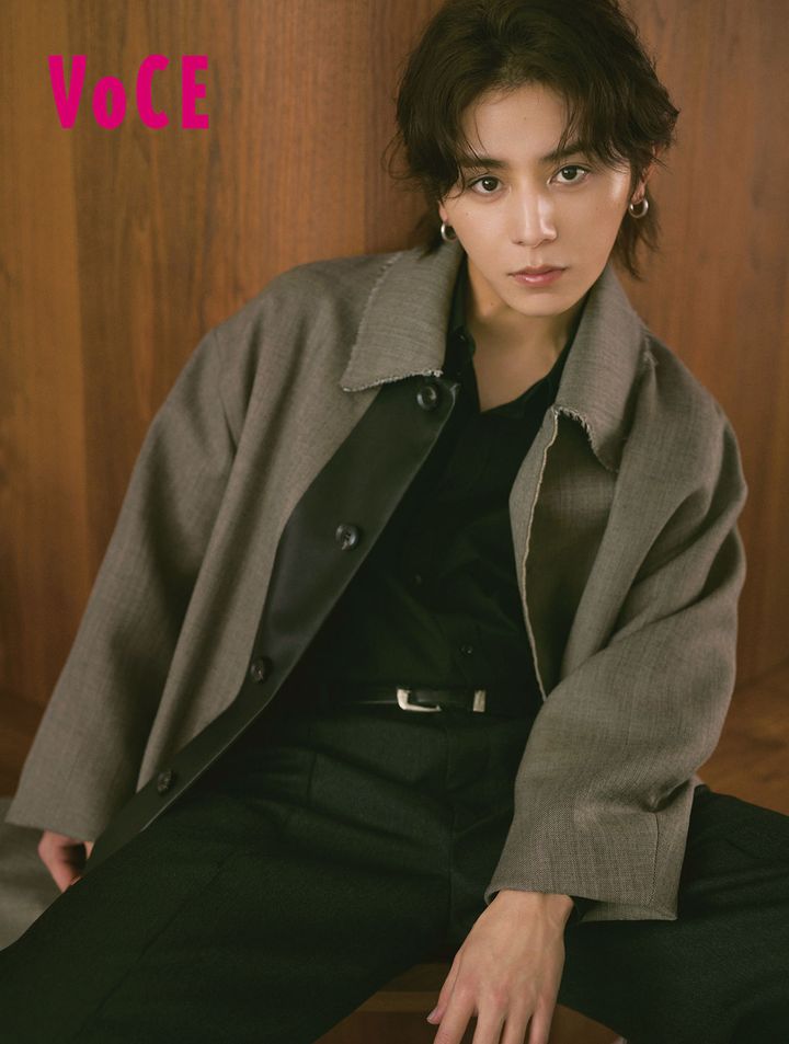 【VOCE12月号の舞台裏】 連載第７回目となる「山田涼介BEAUTY DIARIES」。ヘアメイクアップアーティストの福岡玲衣さんを迎え、山田涼介がサイレントでモダンな表情を演出。