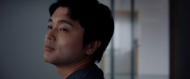 【写真】主人公の康太を演じた井口理さん (C)2026 吉田修一/KADOKAWA/In Her Room