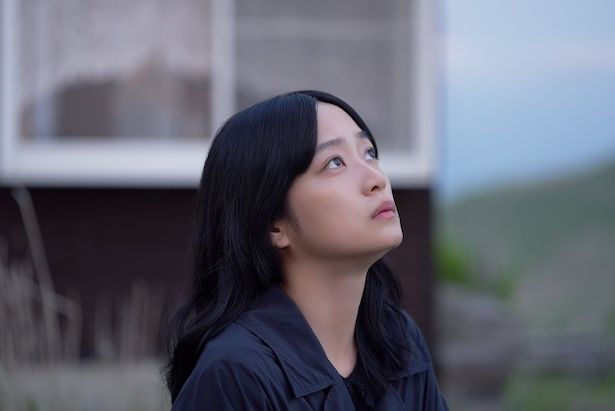 元アイドル・鮎川舞子(深川麻衣) (C)2026 吉田修一/KADOKAWA/In Her Room